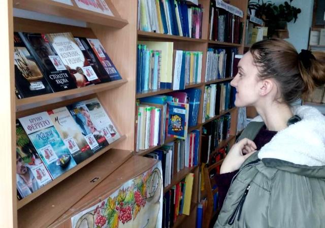 Поличка у читальному залі №4